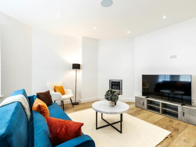 2 Bedroom Apartment London London 104599334