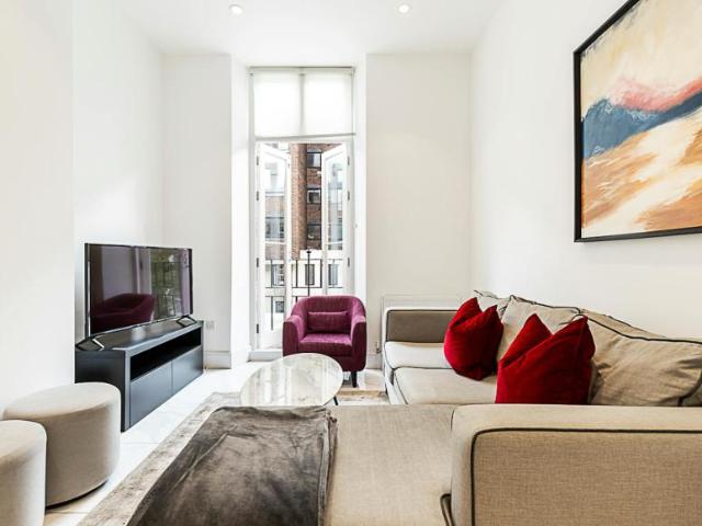 2 Bedroom Apartment London London 104797036