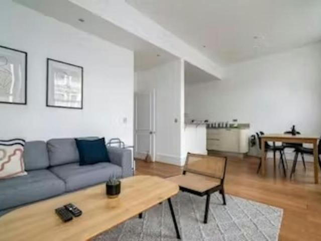 2 Bedroom Apartment London London 101587718