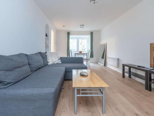 2 Bedroom Apartment London London 101843694