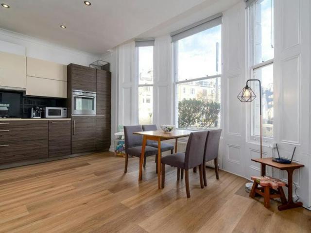 2 Bedroom Apartment London London 102589199