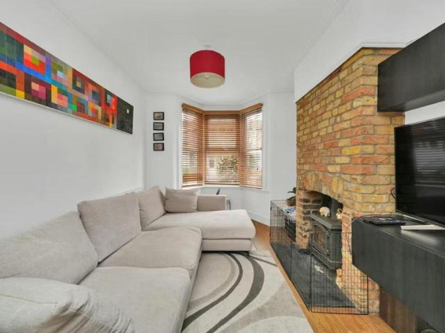 2 Bedroom Apartment London London 102848340