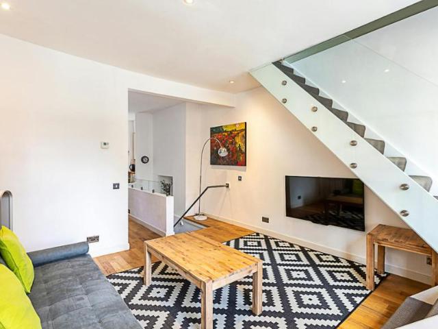 2 Bedroom Apartment London London 103303169