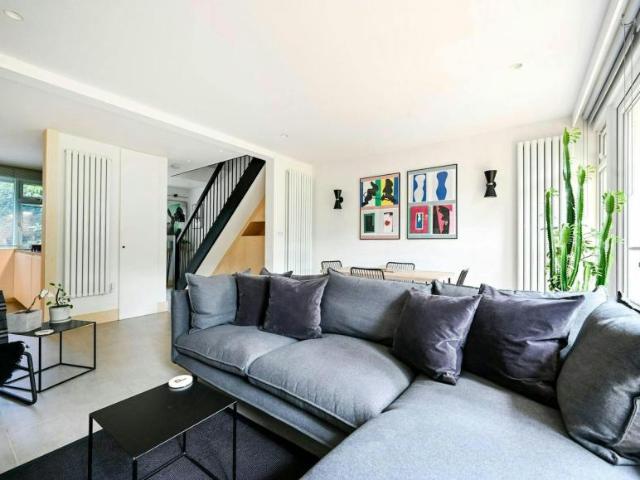 2 Bedroom Apartment London London 103654164