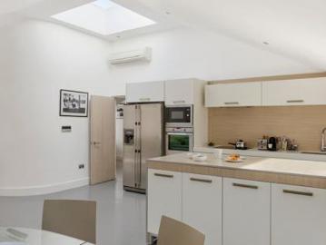 2 Bedroom Apartment London London 65826112