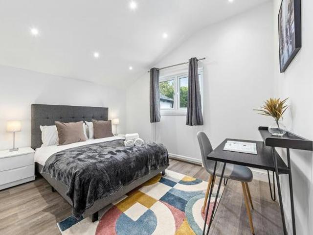 2 Bedroom Apartment London London 73598486