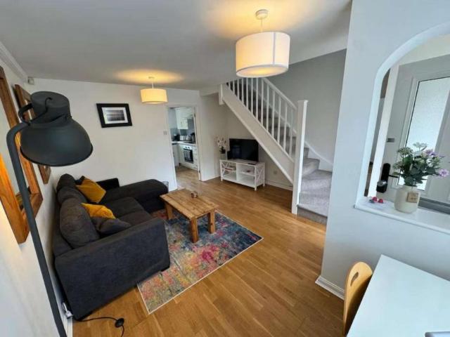 2 Bedroom Apartment London London 90535282