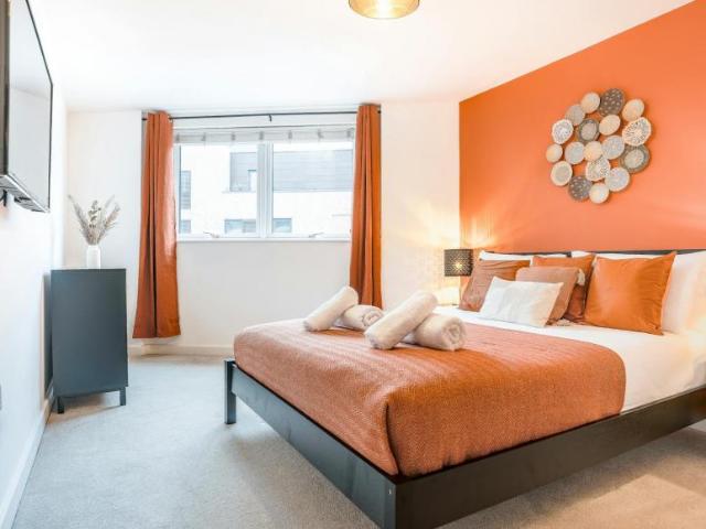 2 Bedroom Apartment London London 90852521