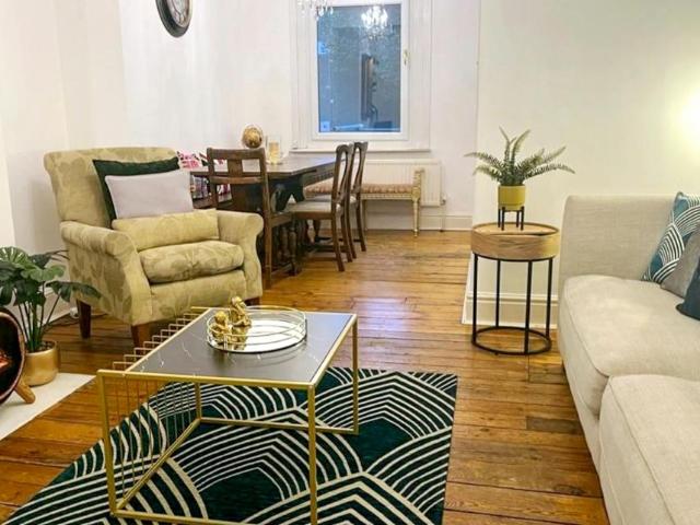 2 Bedroom Apartment London London 95847317