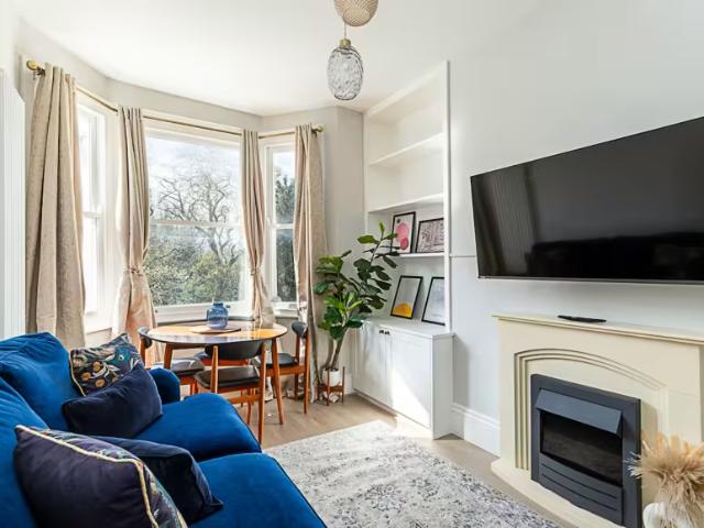 2 Bedroom Apartment London London 97882157