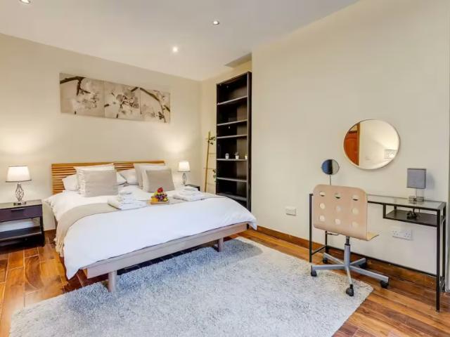 2 Bedroom Apartment London London 98603602