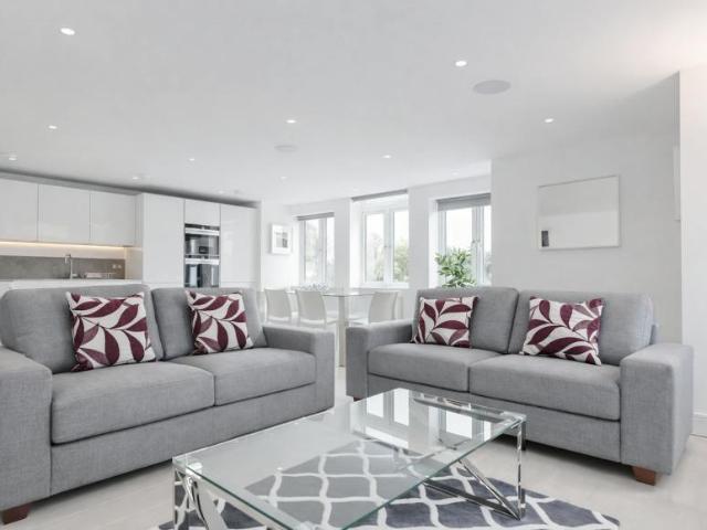 2 Bedroom Apartment London London 99684326