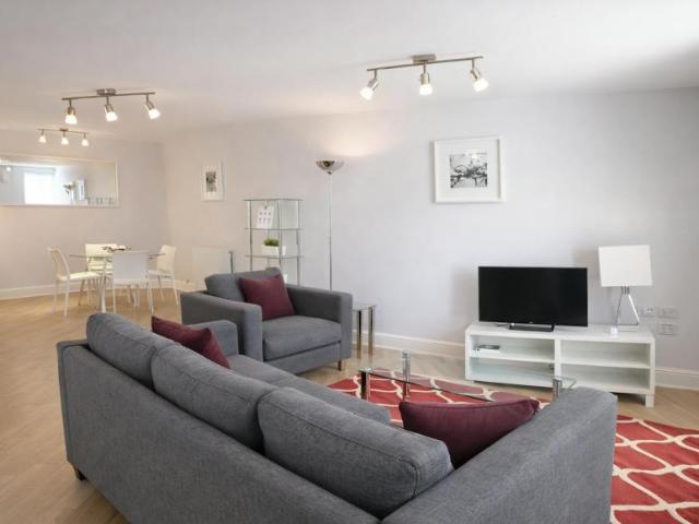 2 Bedroom Apartment London London 99725471
