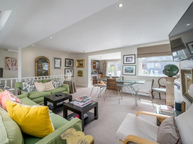 2 Bedroom Apartment London London LS102813584