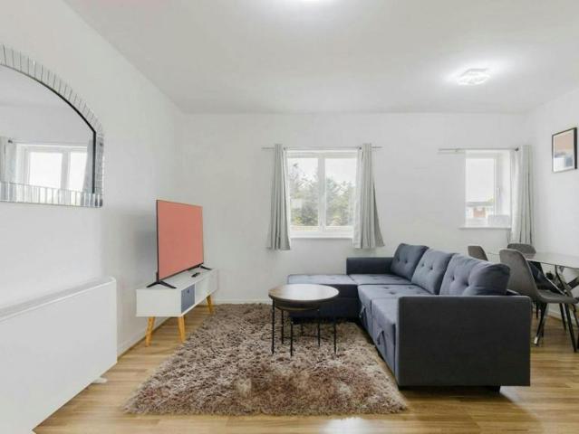 2 Bedroom Apartment London London LS104865509