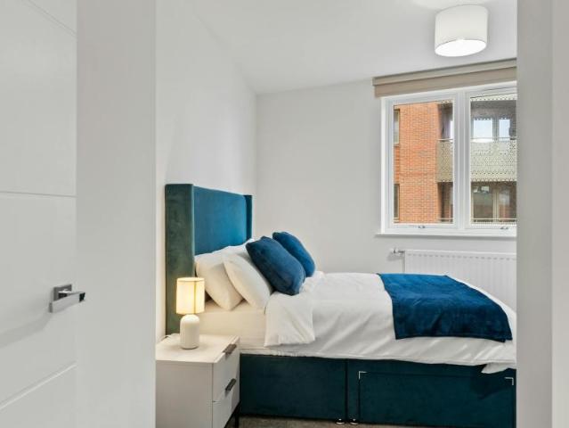 2 Bedroom Apartment Staines Staines 100231421