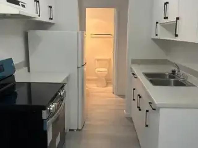 2 Bedroom Apartment Surrey BC 102578511