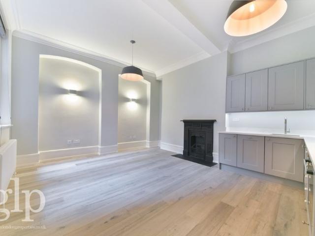 2 Bedroom Apartment, Shaftesbury Avenue, Soho, W1D