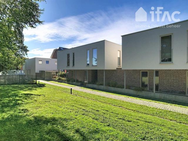 2 bedroom apartment, spacious terrace and parking