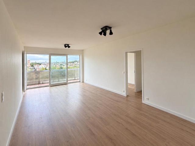 2 BEDROOM APARTMENT + TERRACE, COMPLETELY RENOVATED
