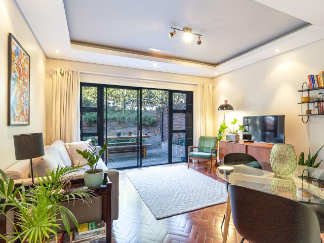 2 Bedroom Apartment To Let in Vredehoek