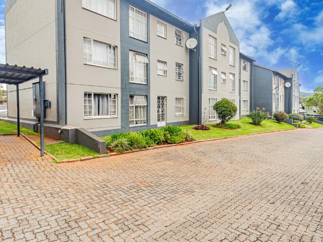 2 Bedroom Apartment To Let in Weltevreden Park