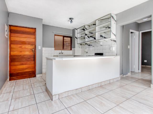 2 Bedroom Apartment To Let in Weltevreden Park