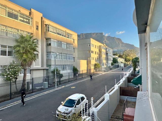 2 Bedroom Apartment To Let in Zonnebloem