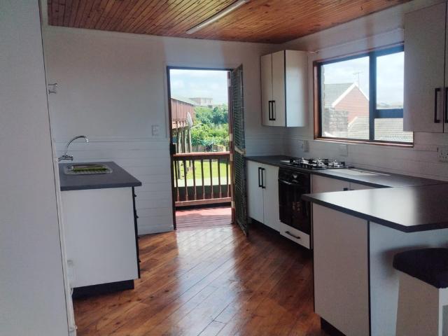 2 Bedroom Apartment To Let in Cove Rock