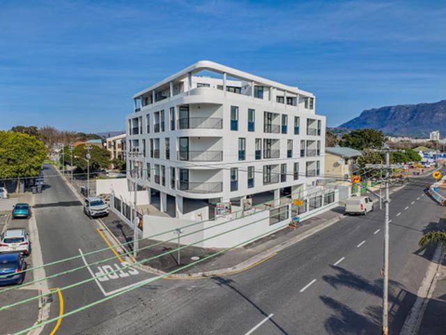 2 Bedroom Apartment To Let in Claremont