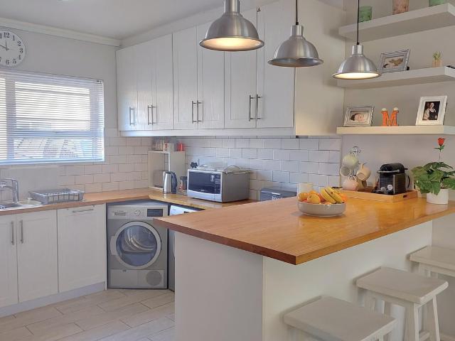 2 Bedroom Apartment To Let in Claremont Village