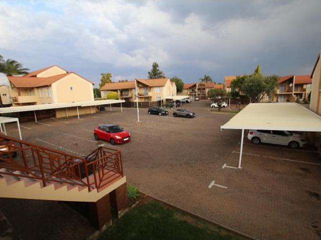 2 Bedroom Apartment To Let in Die Hoewes