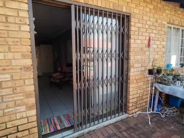 2 Bedroom Apartment To Let in Doornpoort
