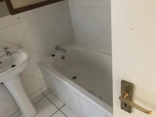 2 Bedroom Apartment To Let in Douglasdale