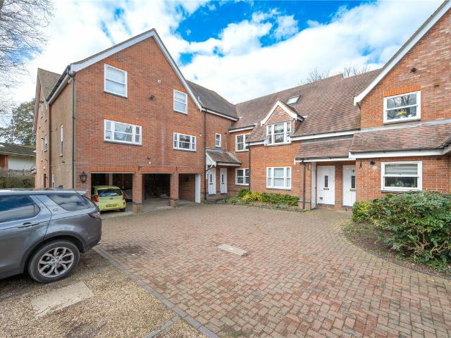 2 Bedroom Apartment to let in Hillside Road, St. Albans, Hertfordshire, AL1