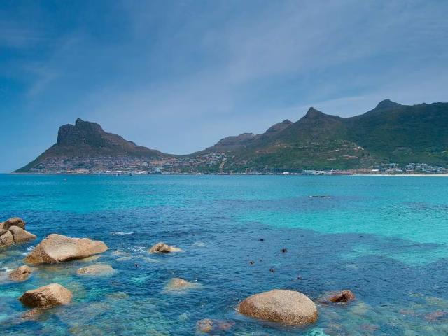 2 Bedroom Apartment To Let in Hout Bay Beachfront