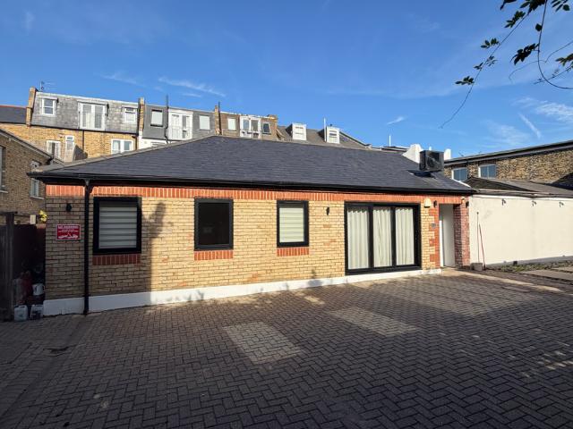 2 Bedroom Apartment To Let in London, SW15