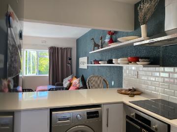 2 Bedroom Apartment To Let in Oranjezicht