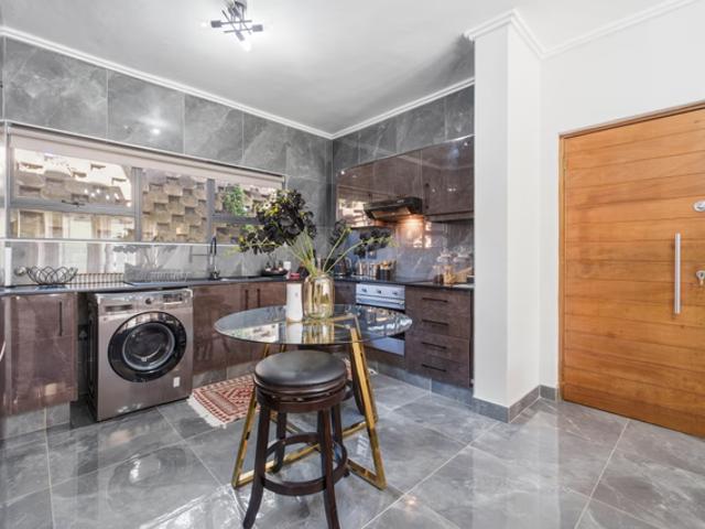 2 Bedroom Apartment To Let in Palm Lakes Estate