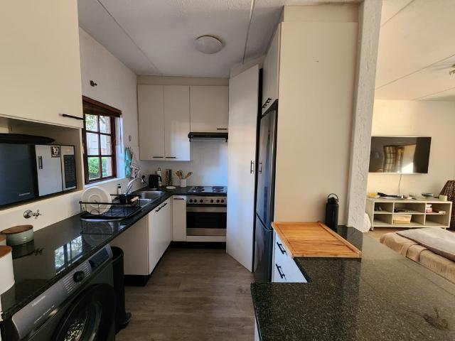 2 Bedroom Apartment To Let in Pineslopes