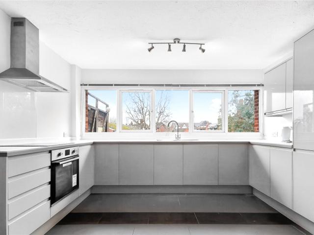 2 bedroom Apartment to let London Road, Twyford, Reading, Berkshire, RG10
