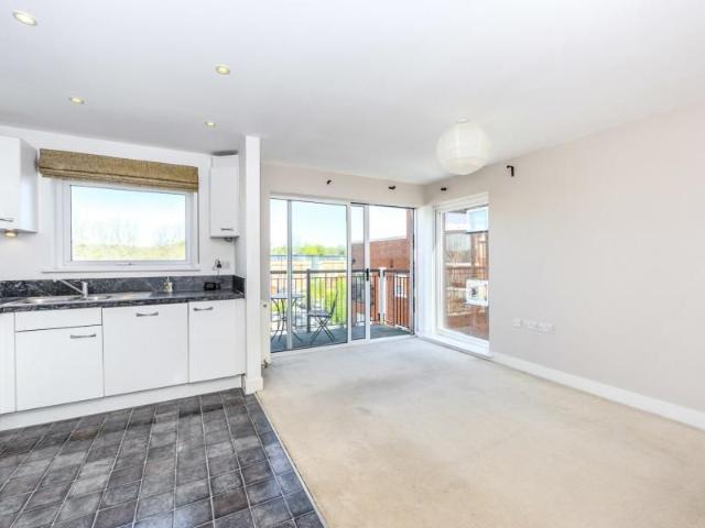 2 bedroom apartment to rent Canalside, Redhill, Surrey, RH1