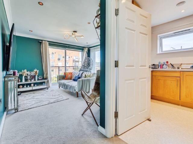 2 bedroom apartment to rent Canalside, Redhill, Surrey, RH1