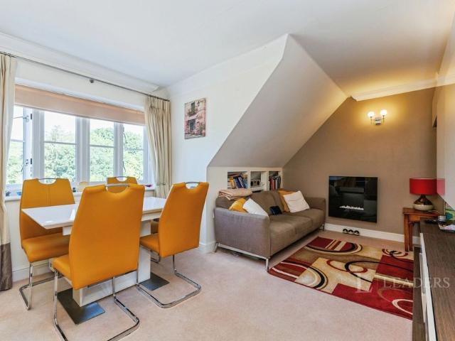 2 bedroom apartment to rent Elizabeth House, Elizabeth Drive, Banstead, Surrey, SM7