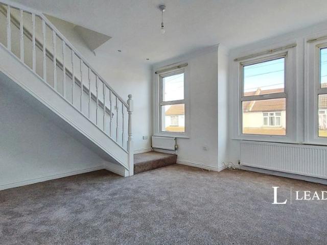 2 bedroom apartment to rent Fairfax Drive, Westcliff on Sea, Essex, SS0