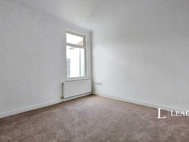 2 bedroom apartment to rent Fairfax Drive, Westcliff on Sea, Essex, SS0