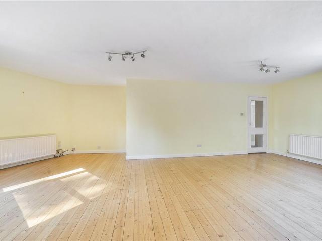 2 bedroom apartment to rent Heathside, Weybridge, Surrey, KT13