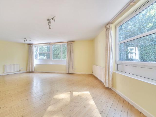 2 bedroom apartment to rent Heathside, Weybridge, Surrey, KT13