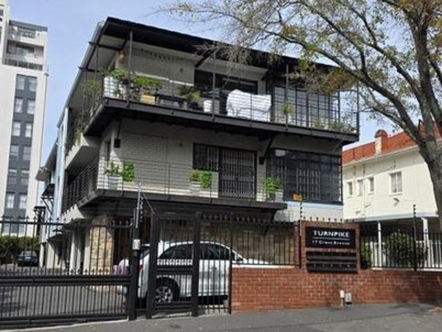 2 Bedroom apartment to rent in Claremont Upper, Cape Town
