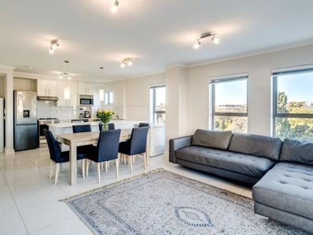 2 Bedroom apartment to rent in Claremont Upper, Cape Town